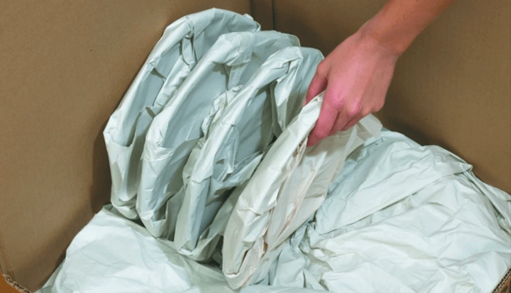 imballaggio di piatti per il trasloco