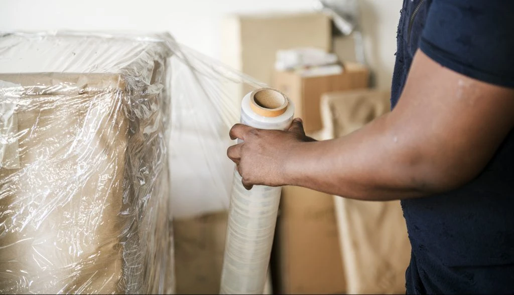 applicazione di pellicola estendibile imballaggio trasloco