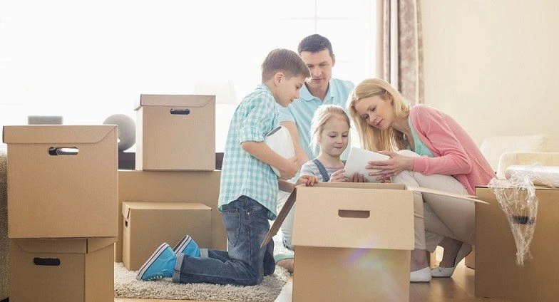 famiglia con scatole del trasloco